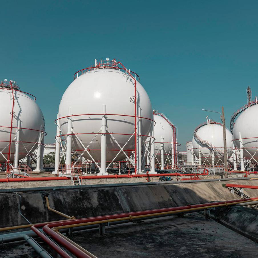 Спотовые цены на газ в Европе превысили $830 за тыс. куб. м. впервые с начала 2023 г. В понедельник, вслед за ценами на нефть, наблюдается резкий скачок спотовых цен на газ в Европе. К 13:17 по московскому времени наиболее активный контракт на европейском хабе TTF подорожал на 17% и торгуется на уровне 62 евро за мегаватт-час