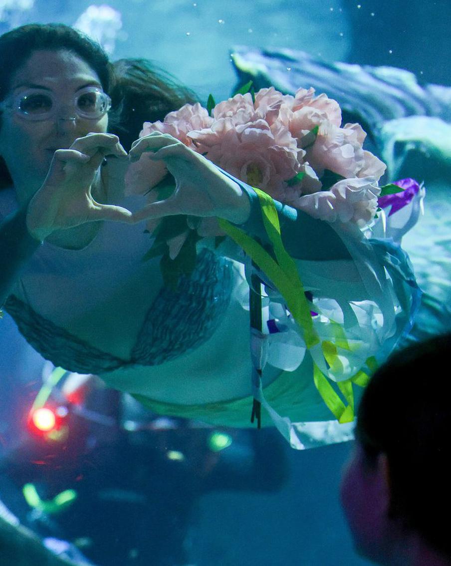 С 8 Марта москвичек поздравили актёры, певцы, художники и даже русалка