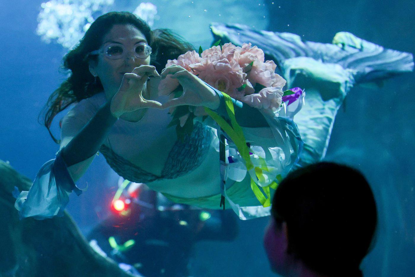 С 8 Марта москвичек поздравили актёры, певцы, художники и даже русалка