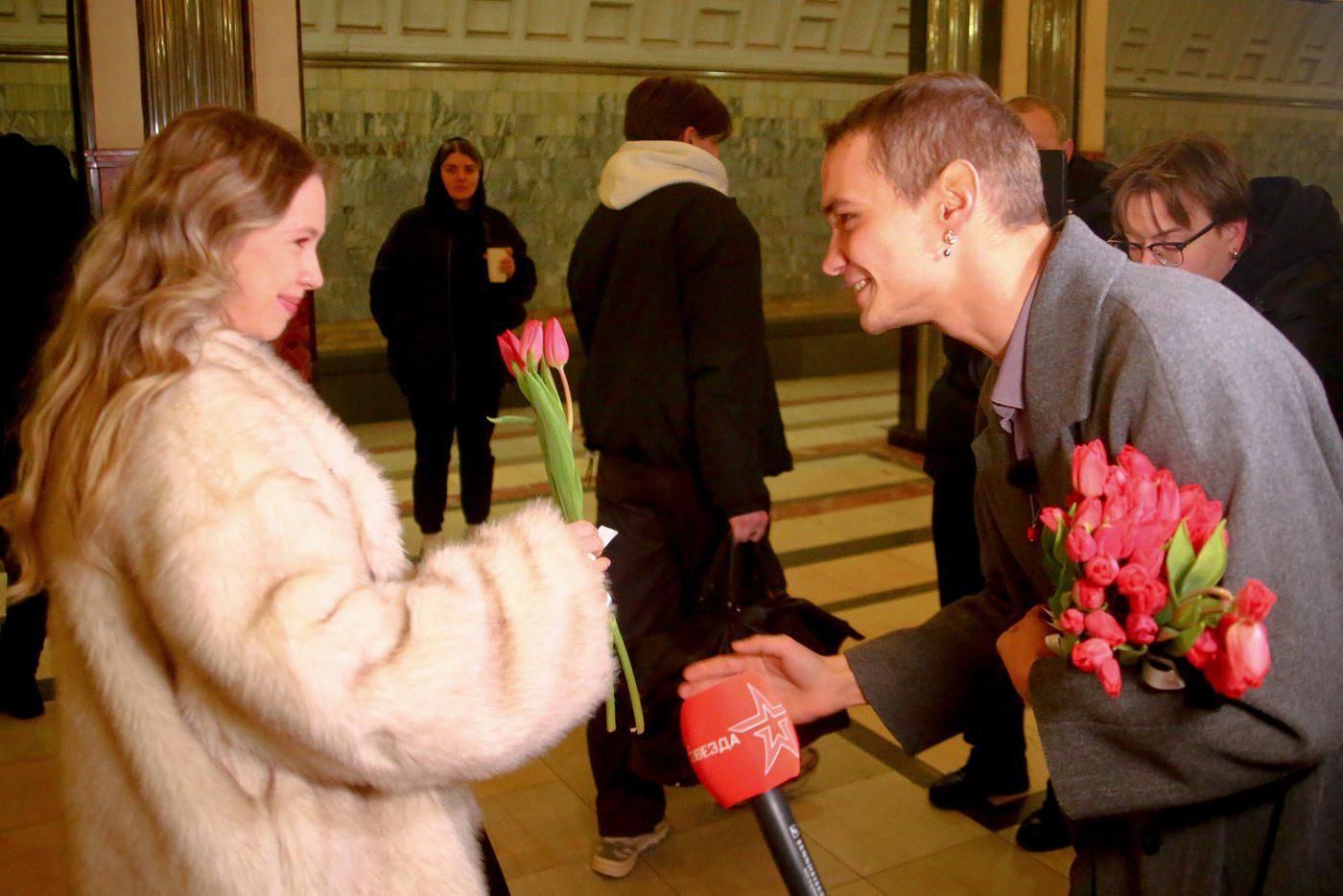 Пройти мимо улыбчивого Славы Копейкина с охапкой цветов было невозможно.