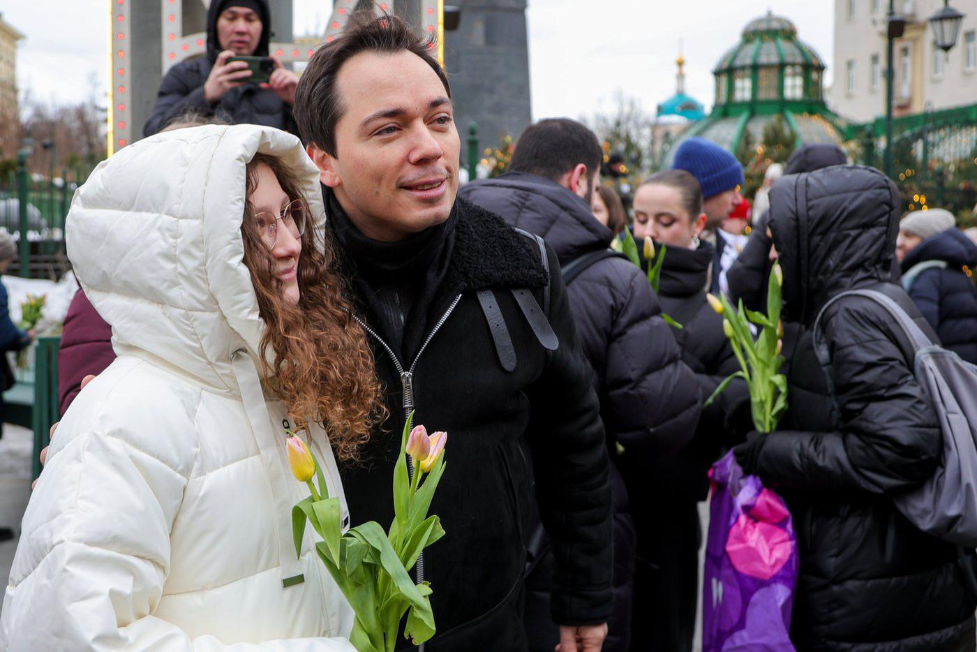 Теперь у девчонок, решивших в праздничный день прогуляться по Тверской, есть цветы от Родиона Газманова.