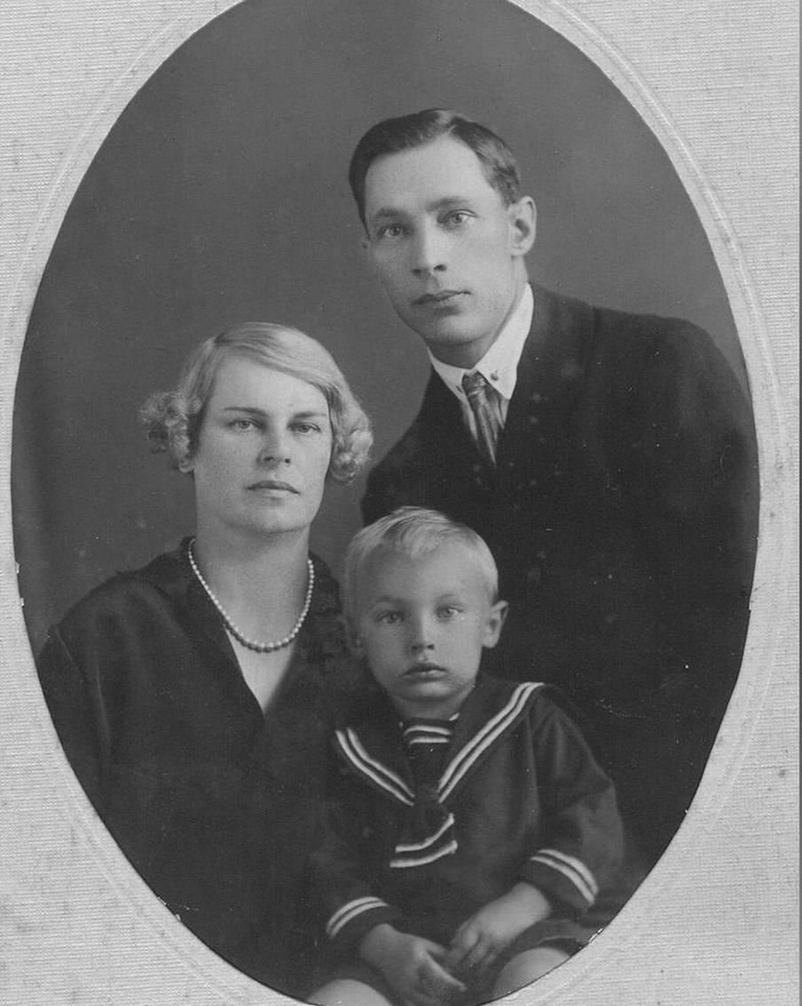 Маленький Саша с родителями.