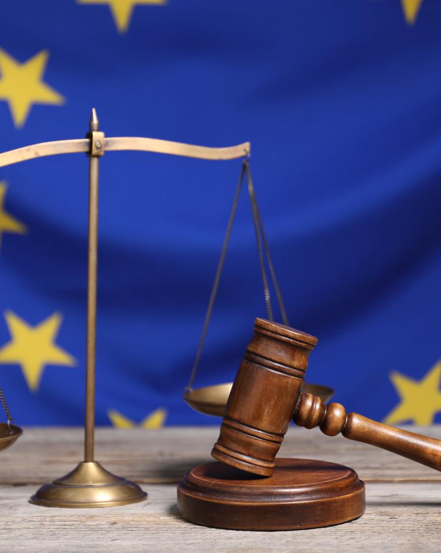 Суд ЕС отменяет до 20 процентов санкций против россиян, рассказал адвокат. Суд Европейского Союза регулярно принимает решения об отмене санкций против граждан России. В среднем, такие решения принимаются в 10-20% случаев, заявил РИА "Новости" бельгийский адвокат Валериус Островскис, специализирующийся на европейских санкциях