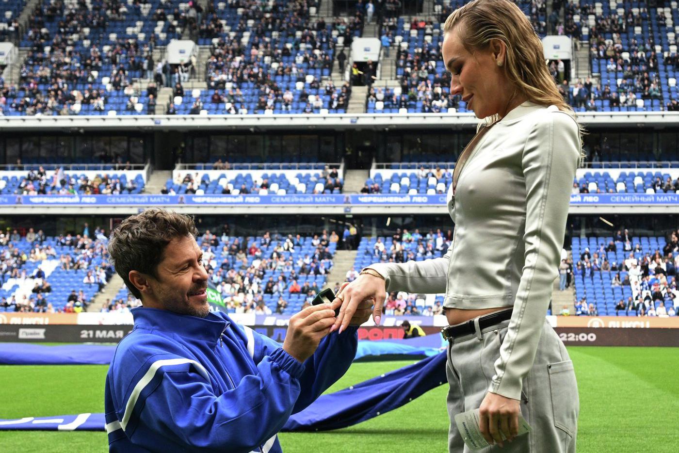 18 мая 2025 года. Актёр Павел Деревянко делает предложение своей девушке Зое Фуць перед началом матча 29-го тура Российской премьер-лиги в Москве.