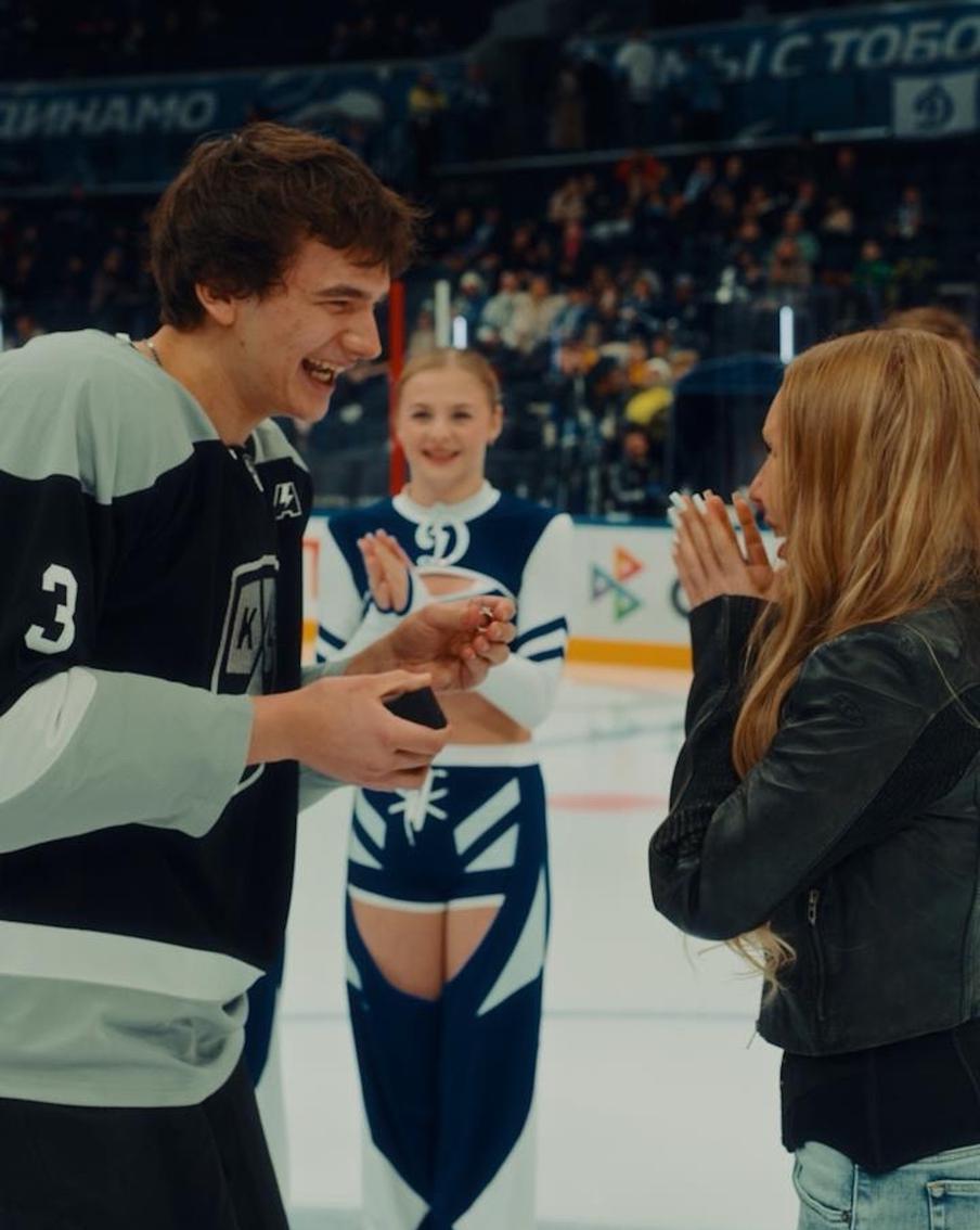 Хоккеист Марк Рудаковский сделал предложение Карине Кросс прямо во время матча.