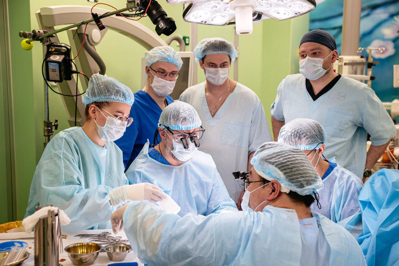 "Катаюсь на велосипеде": в "Склифе" людям впервые пересадили руки и ноги