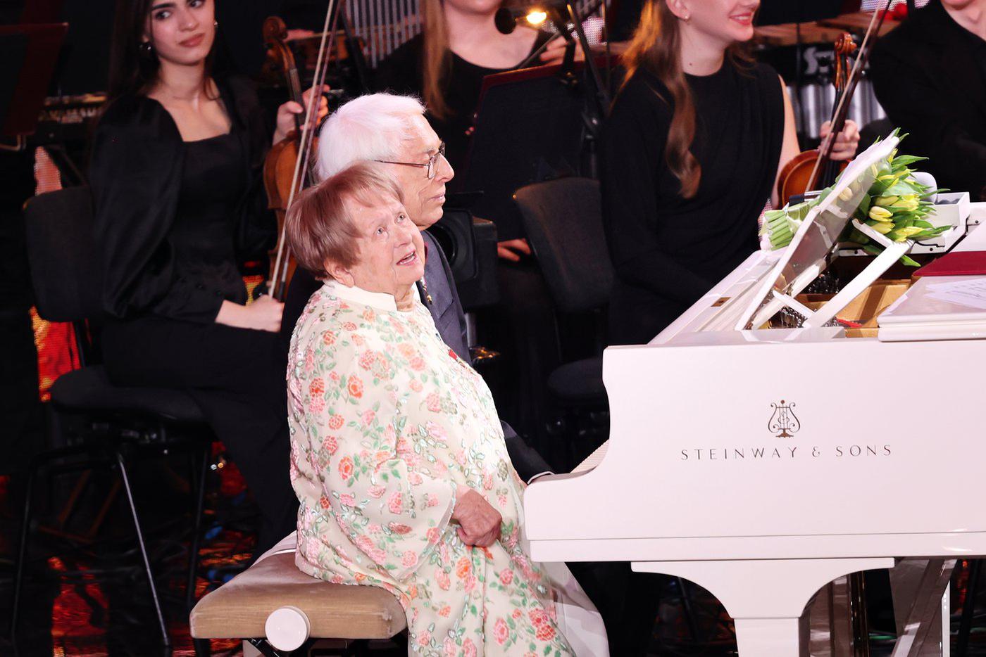 Александра Пахмутова на юбилейном вечере Александра Зацепина на сцене Большого театра.