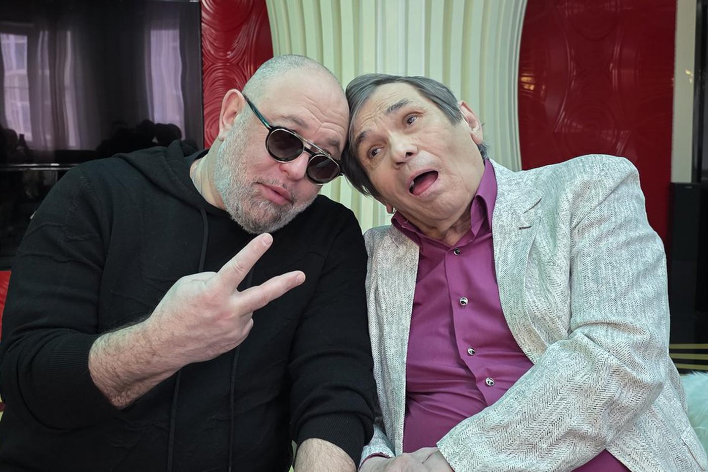 Участник группы "Интеграл" Виктор Кинн и Бари Алибасов шутят.