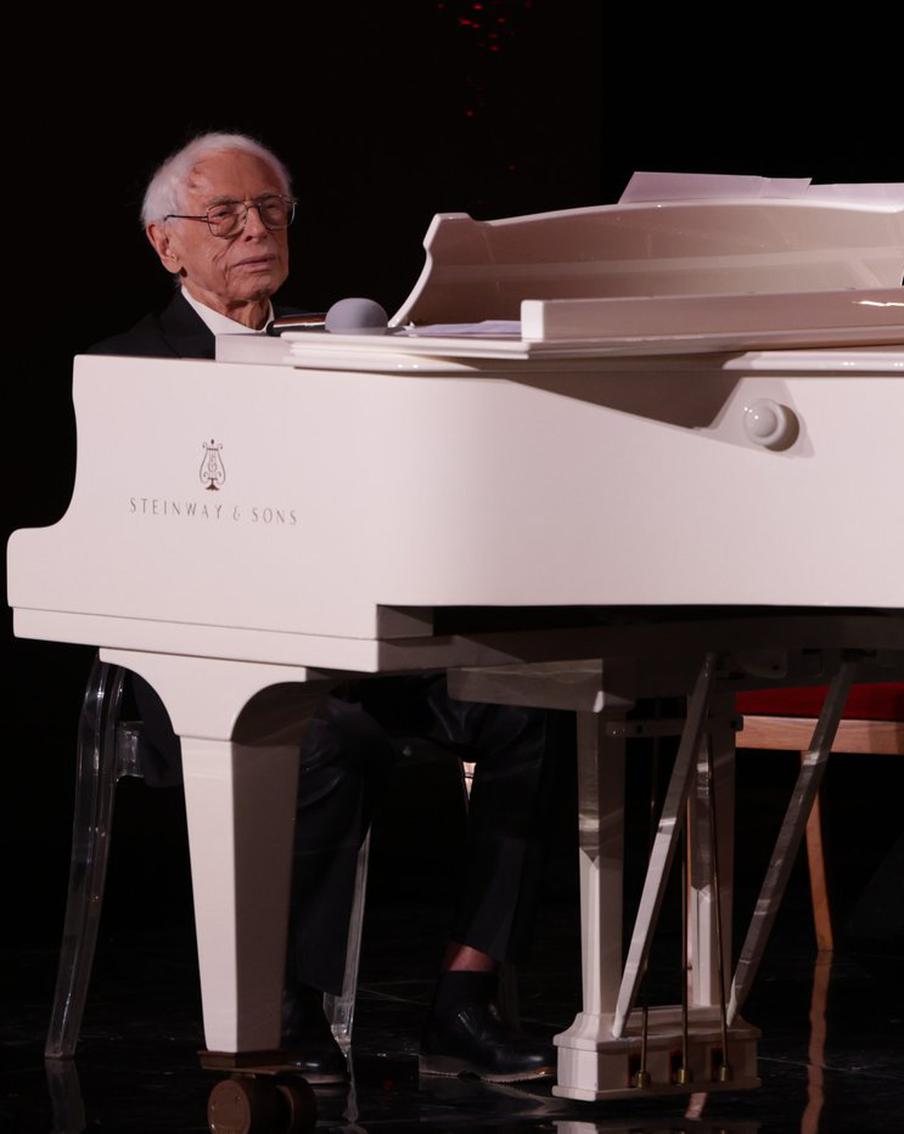 Век Александра Зацепина: ради легендарного композитора Большой театр превратили в каток