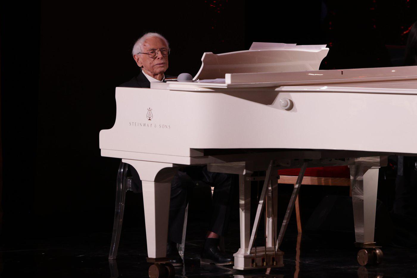 Век Александра Зацепина: ради легендарного композитора Большой театр превратили в каток