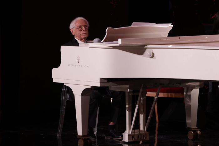 Век Александра Зацепина: ради легендарного композитора Большой театр превратили в каток