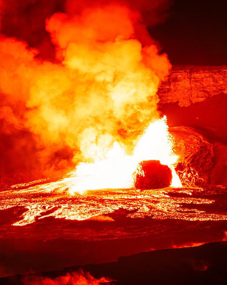 "Фонтан выше небоскрёба": Гавайский вулкан Килауэа выбросил лаву на 400 метров. Очередное извержение Килауэа побило рекорды зрелищности: потоки лавы взмывают выше некоторых небоскрёбов, перекрыта главная трасса, а пепел угрожает жилым районам