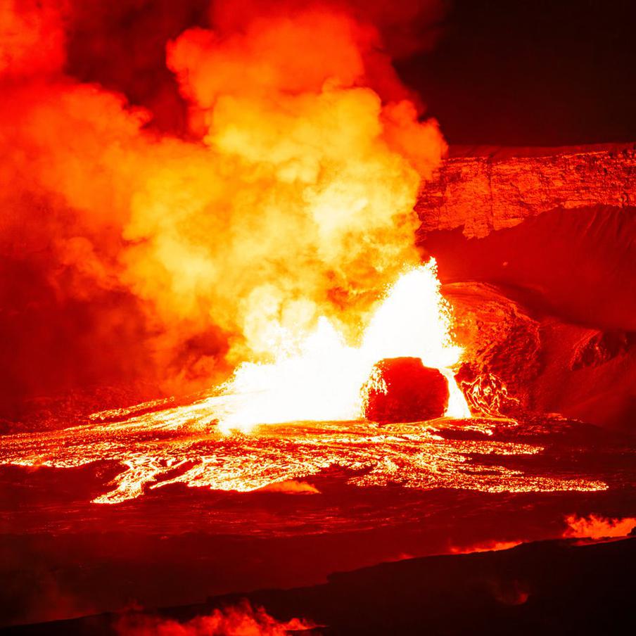 "Фонтан выше небоскрёба": Гавайский вулкан Килауэа выбросил лаву на 400 метров. Очередное извержение Килауэа побило рекорды зрелищности: потоки лавы взмывают выше некоторых небоскрёбов, перекрыта главная трасса, а пепел угрожает жилым районам