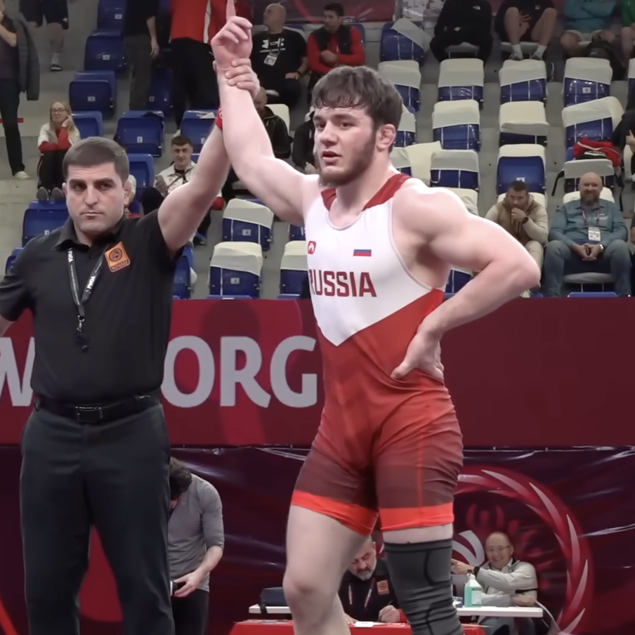 Российский борец Исламгереев победил на последних секундах на чемпионате Европы. Россиянин Бозигит Исламгереев эффектным броском на последних секундах поединка выиграл четвертьфинал чемпионата Европы среди спортсменов до 23 лет и вышел в финал турнира