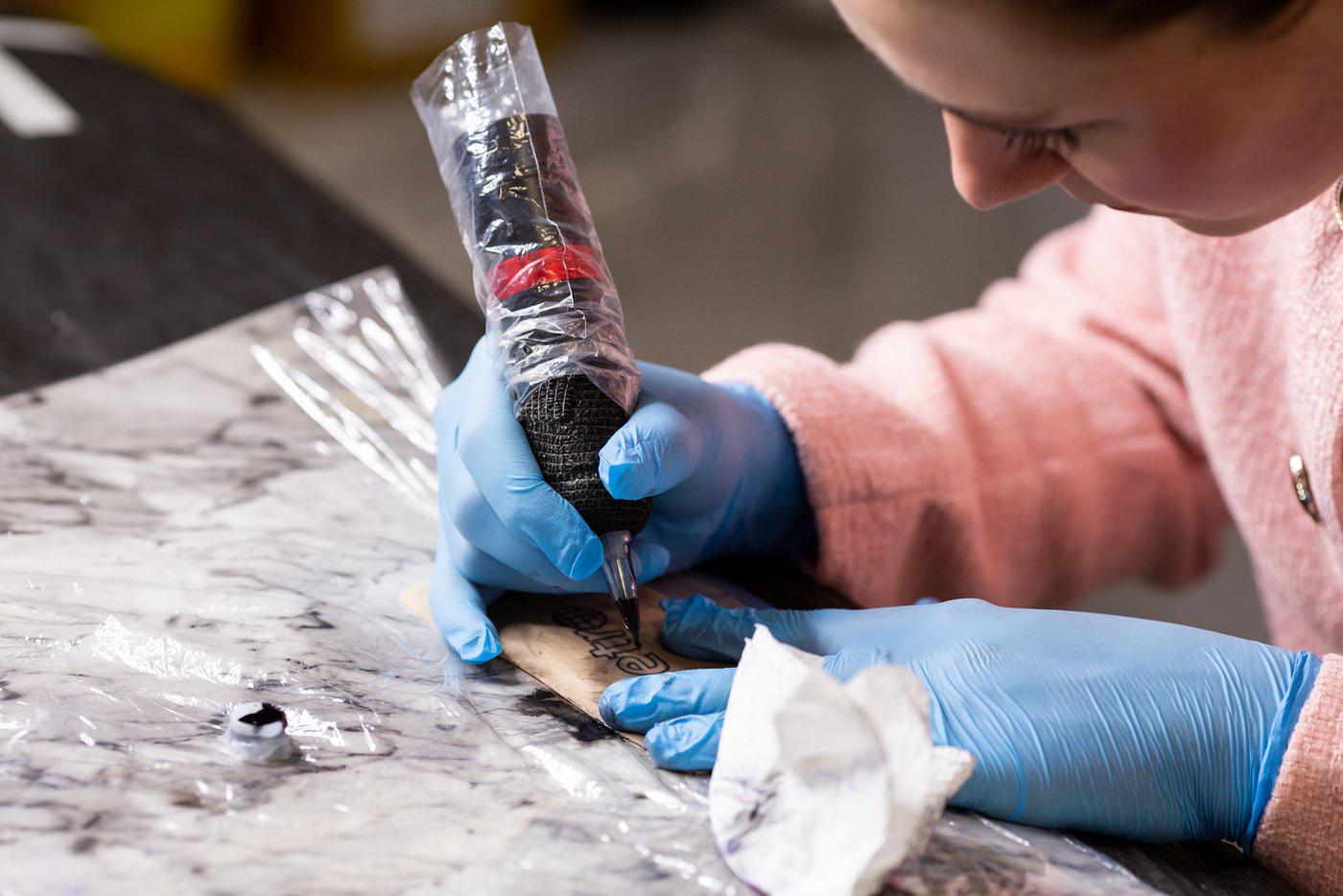 Бить тату – дело расслабляющее