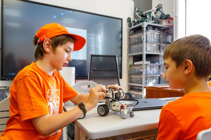 Более 370 тысяч юных москвичей ходят в технические кружки и секции