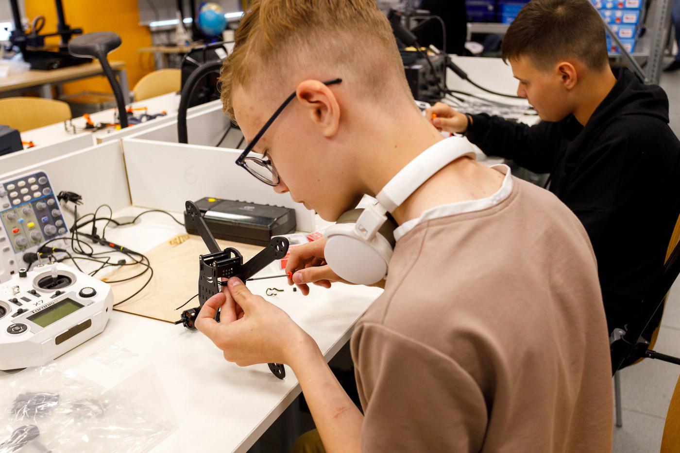 На занятиях дети осваивают основы механики, физики и программирования, учатся проектировать авиационные, ракетные и судоходные модели.