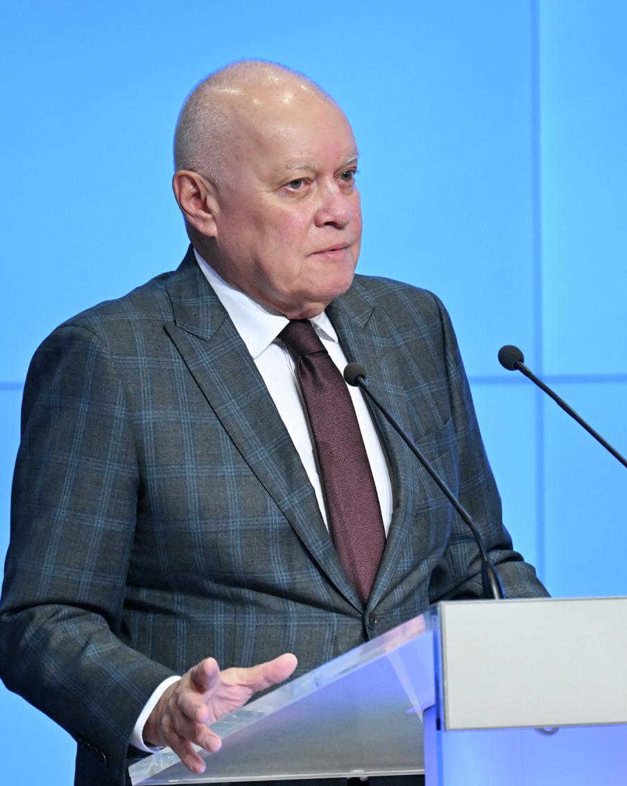 Киселёв заявил о конце эпохи "объективной журналистики". Глава медиагруппы "Россия сегодня" Дмитрий Киселёв считает, что современной журналистике необходимо развивать авторский стиль и ценностный подход, при котором журналист открыто выражает свою позицию