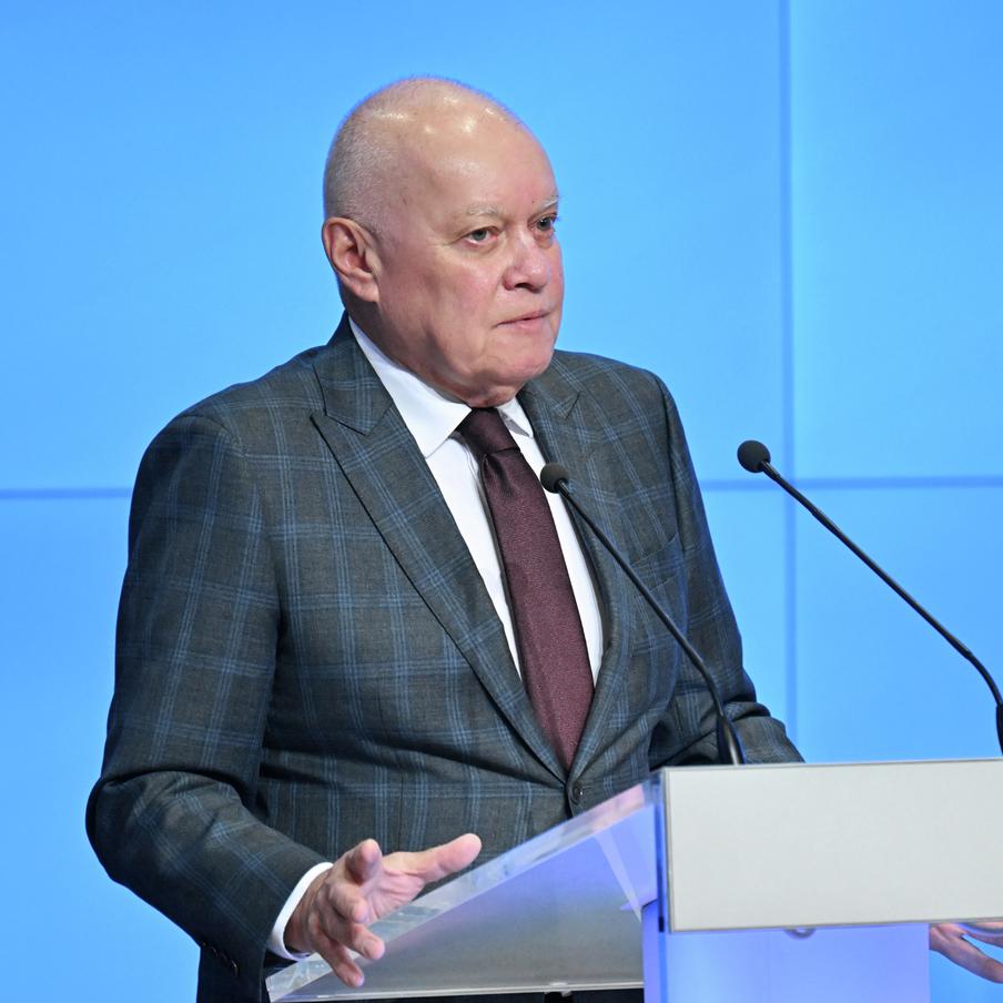 Киселёв заявил о конце эпохи "объективной журналистики". Глава медиагруппы "Россия сегодня" Дмитрий Киселёв считает, что современной журналистике необходимо развивать авторский стиль и ценностный подход, при котором журналист открыто выражает свою позицию