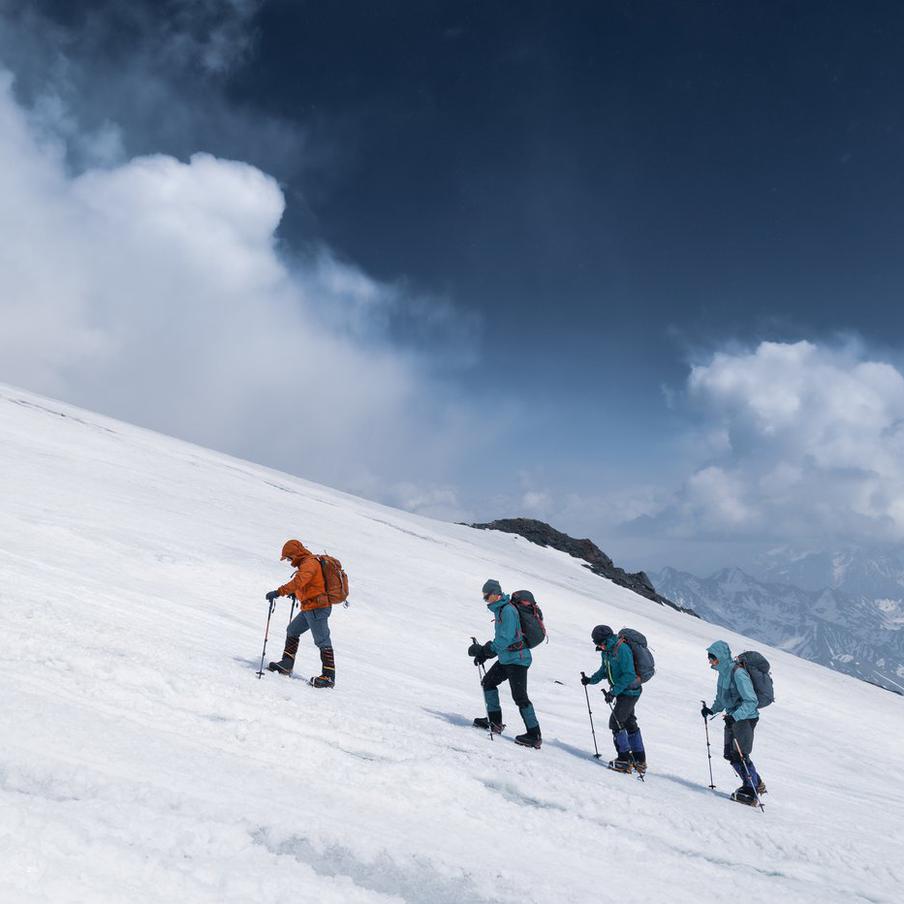 МЭР предложило запретить рекламу неаттестованных гидов на агрегаторах. Минэкономразвития обсуждает законопроект о блокировке объявлений инструкторов-проводников без официальной аттестации. Инициатива связана с ростом популярности походов и восхождений
