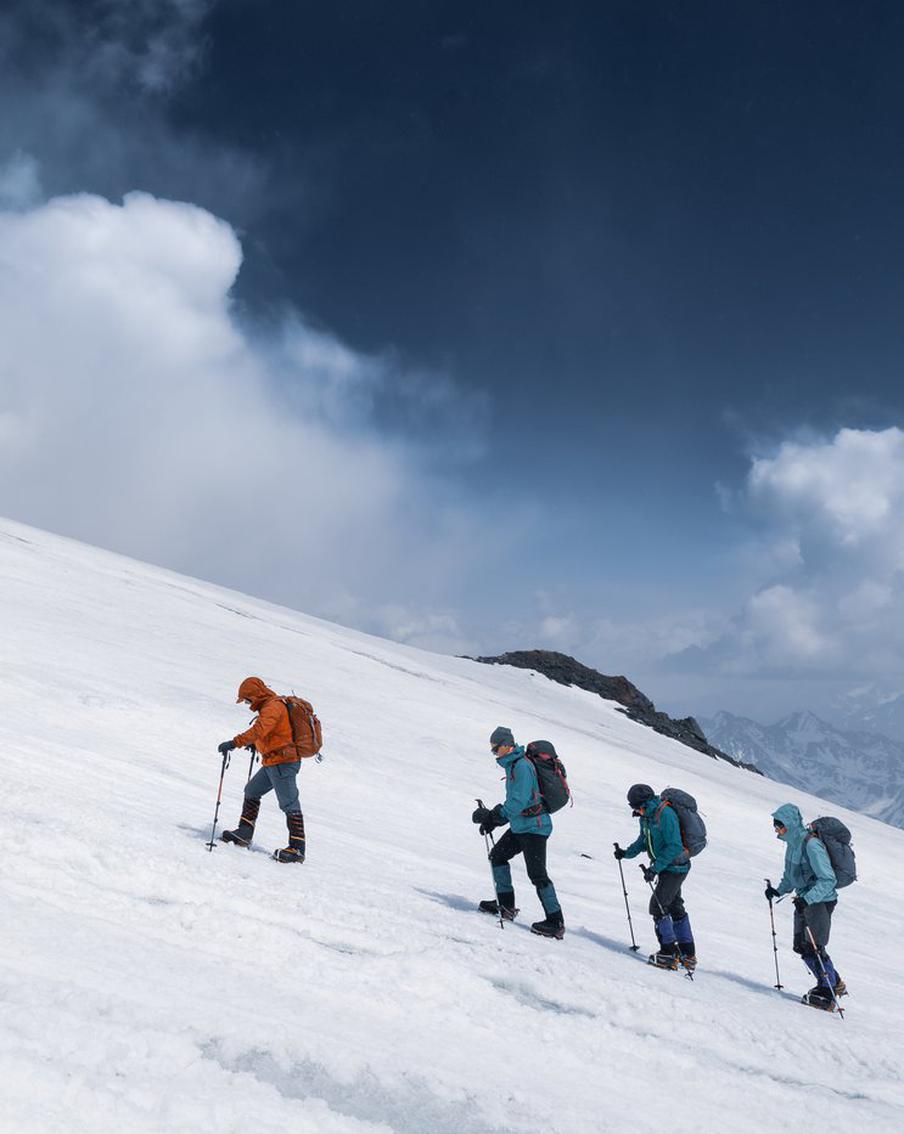 МЭР предложило запретить рекламу неаттестованных гидов на агрегаторах. Минэкономразвития обсуждает законопроект о блокировке объявлений инструкторов-проводников без официальной аттестации. Инициатива связана с ростом популярности походов и восхождений