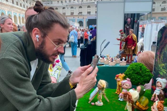 Московский блогер называет себя "охотником за сокровищами": каждые выходные он проводит на блошиных рынках