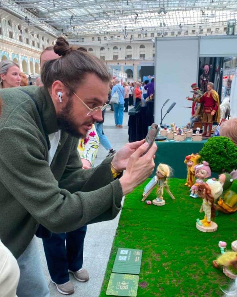 Московский блогер называет себя "охотником за сокровищами": каждые выходные он проводит на блошиных рынках