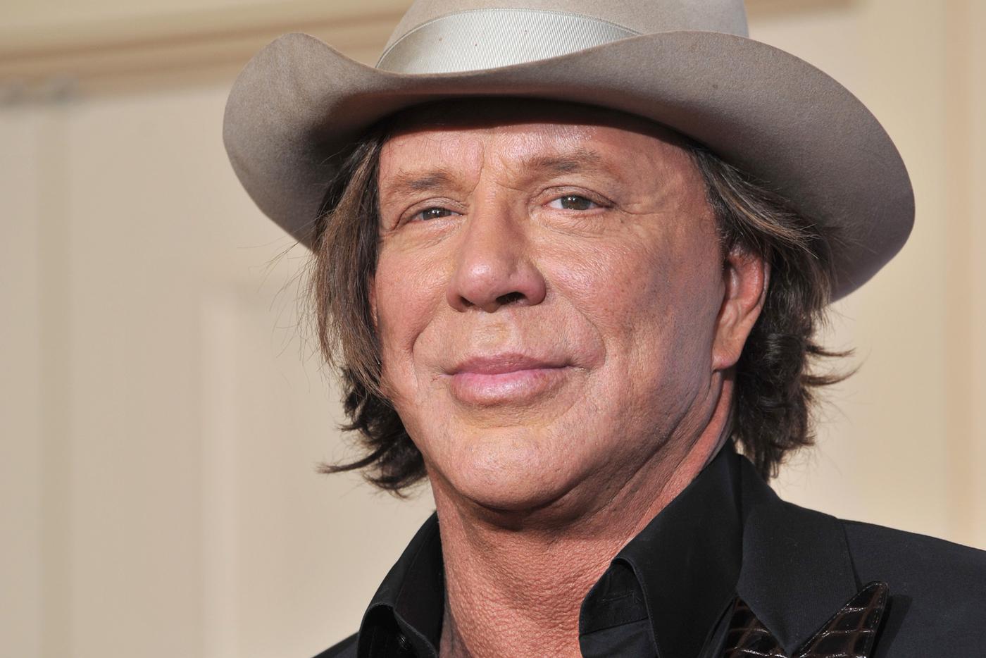 Микки Рурк скитается с любимой собакой: почему актёра выселили из дома