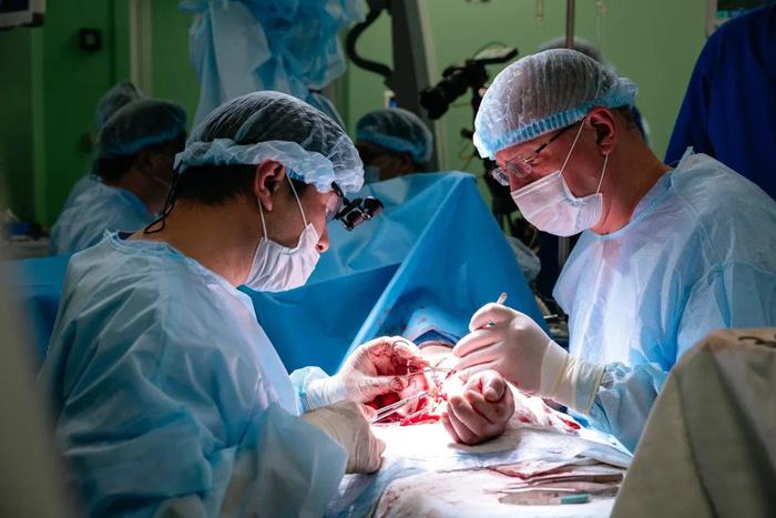 Каждому пришить руки не получится, рассказал Metro хирург-трансплантолог Склифа