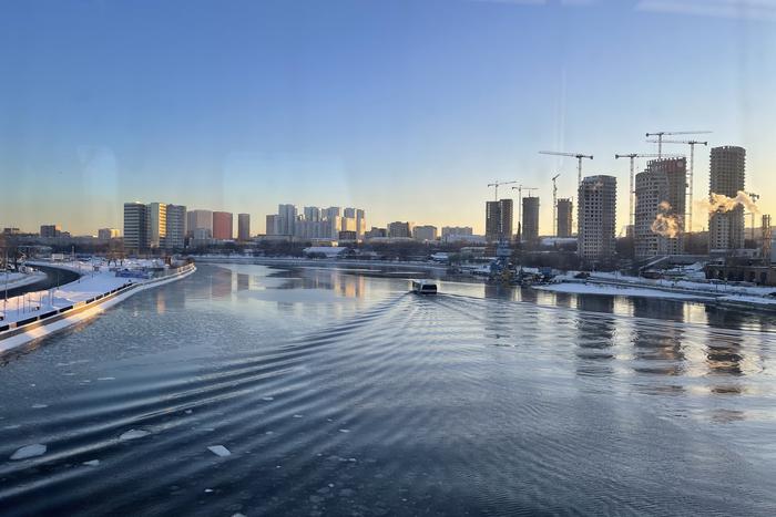 Чем опасен весенний лёд на реках и прудах столицы