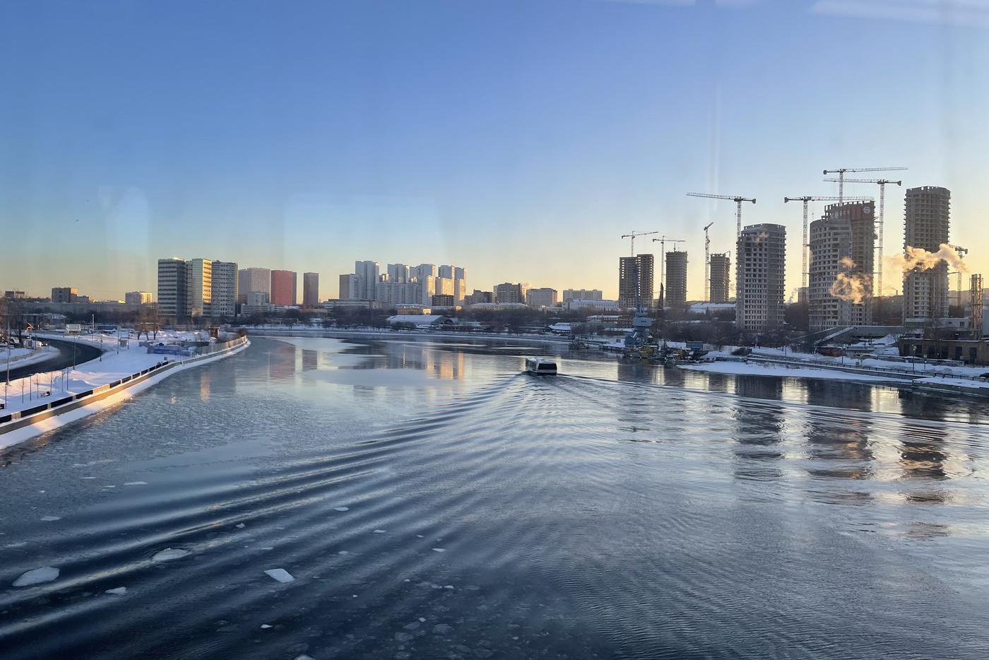Тёплая погода стремительно разрушает лёд на водоёмах Москвы