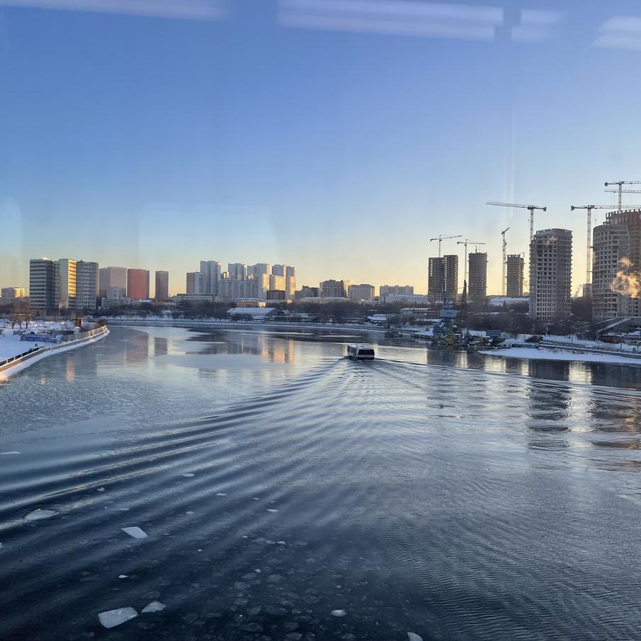 Тёплая погода стремительно разрушает лёд на водоёмах Москвы. Аномально тёплый март ускорил таяние льда в столице. На некоторых участках Москвы-реки ледяной покров уже полностью исчез, а на прудах и водохранилищах его толщина заметно уменьшилась