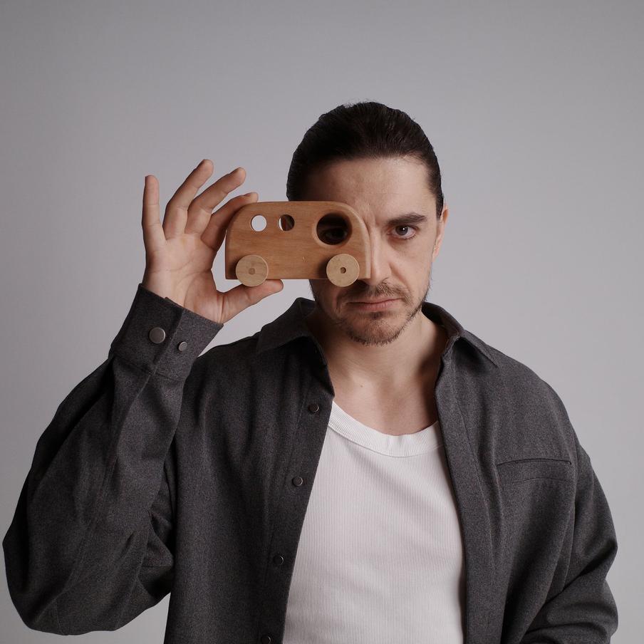 Константин Плотников рассказал про подростковый бунт, медные трубы и работу дворником