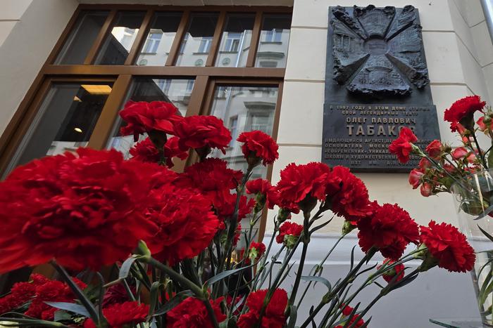 Лучи Солнца: мемориальную доску Олегу Табакову открыли его вдова и ученики