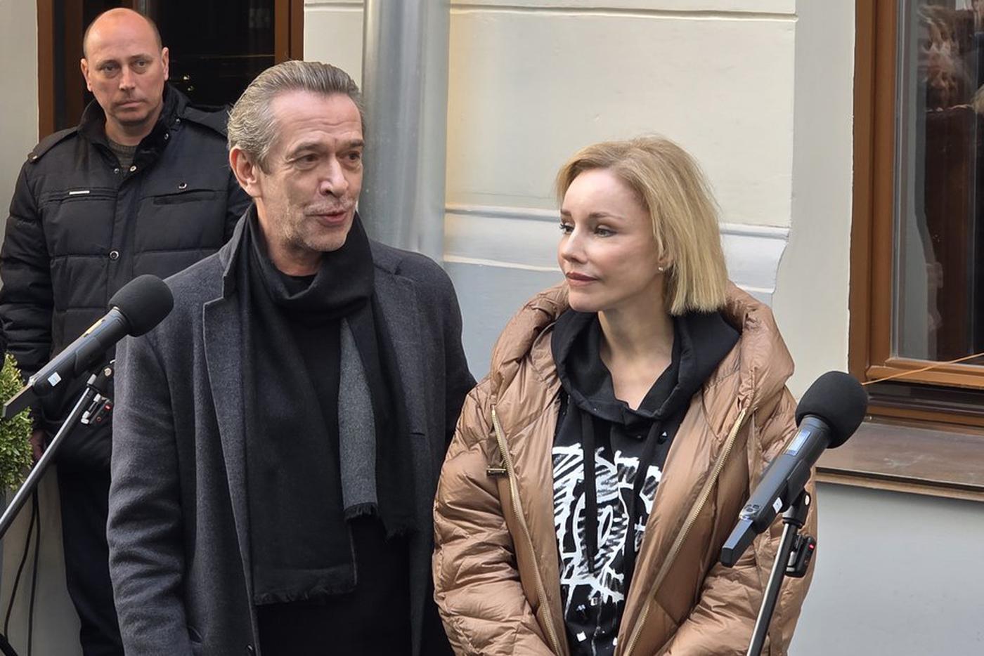 Владимир Машков и Марина Зудина открывают доску Олегу Табакову.