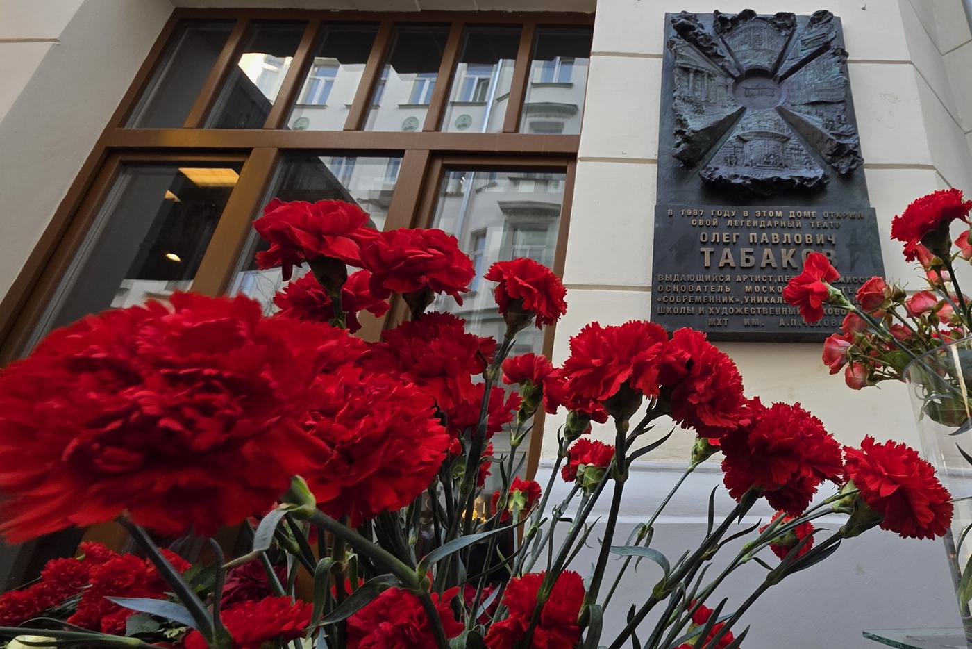 Лучи Солнца: мемориальную доску Олегу Табакову открыли его вдова и ученики