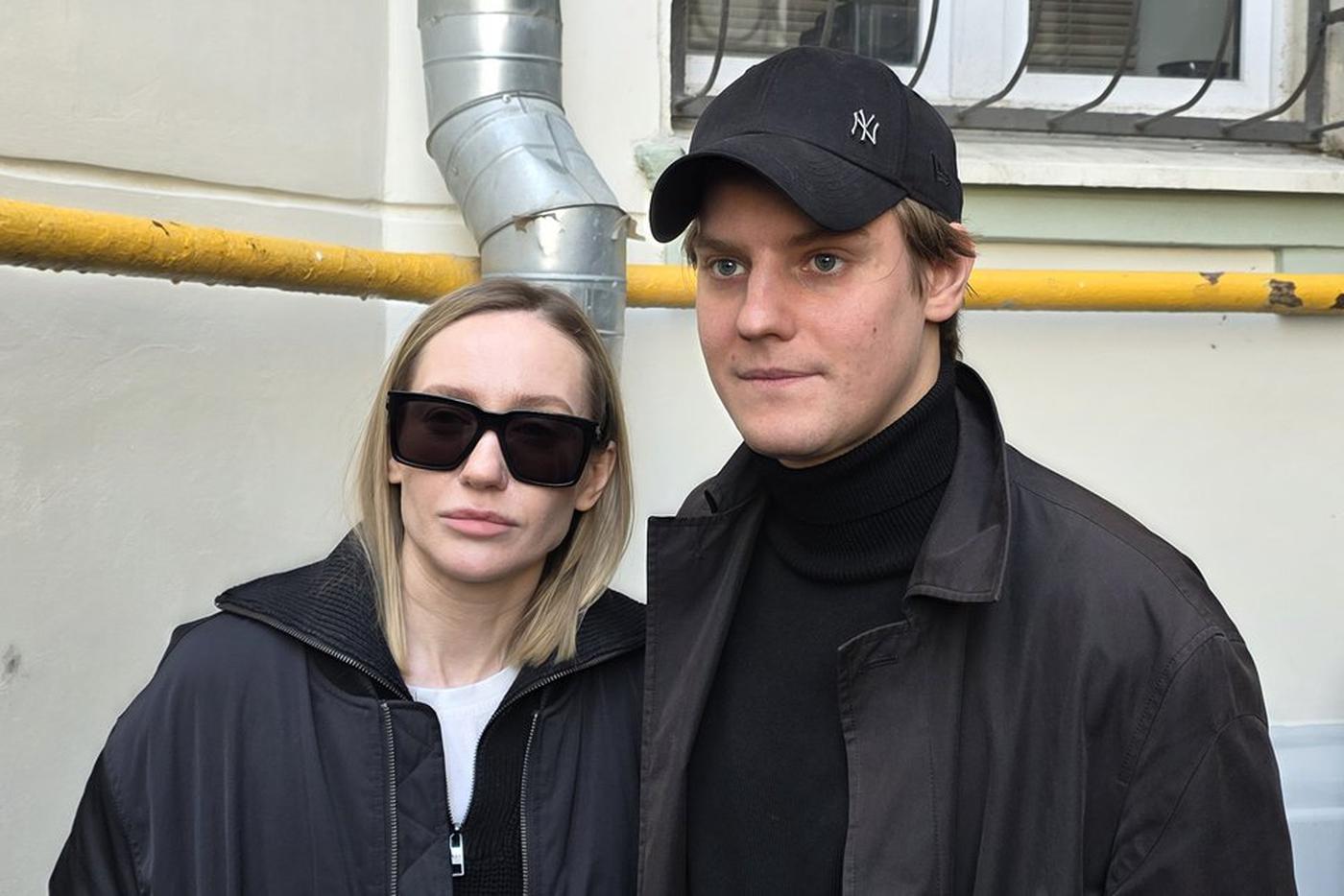 Павел Табаков со спутницей на открытии доски Олегу Табакову.