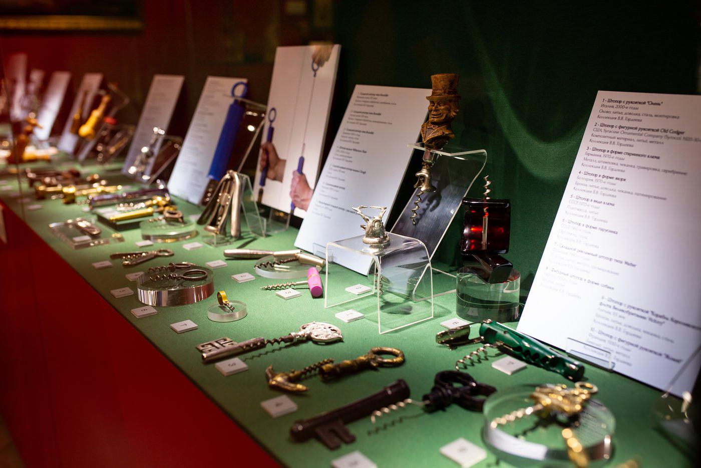 В экспозиции представлено около сотни штопоров.
