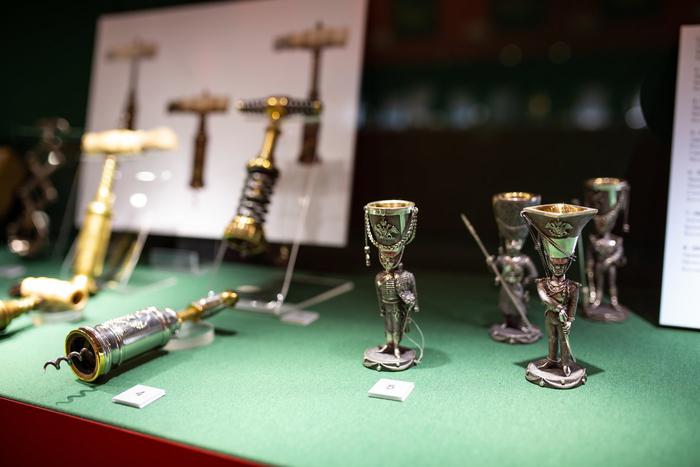 Открывание бутылок как вид искусства: на выставке показали историю штопора