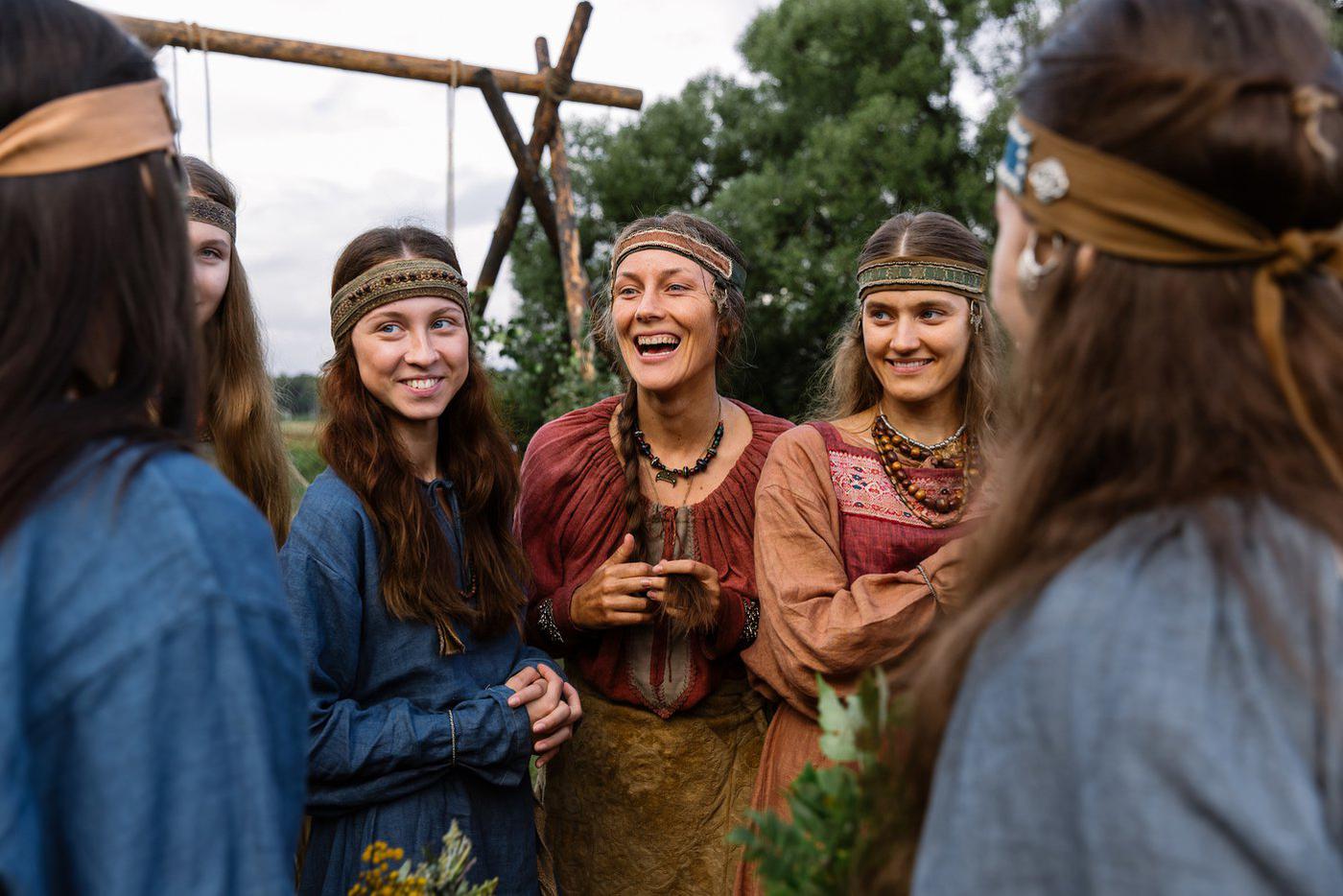 Полина Чернышова (в центре) в сериале "Князь Андрей".