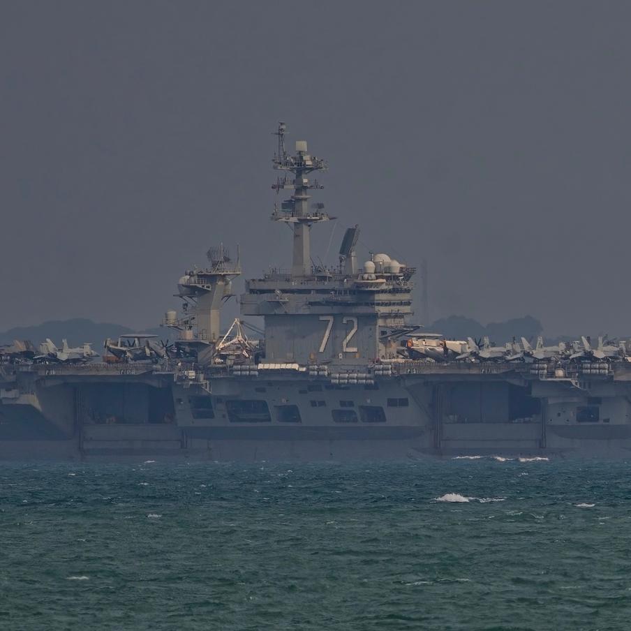 Иран заявил об ударе по авианосцу США "Авраам Линкольн" и выведении его из строя. Иранские военные сообщили о повреждении американского авианосца после атаки в регионе Ближнего Востока. По версии Тегерана, корабль получил серьёзные повреждения и был вынужден покинуть район операции, направившись обратно к берегам США