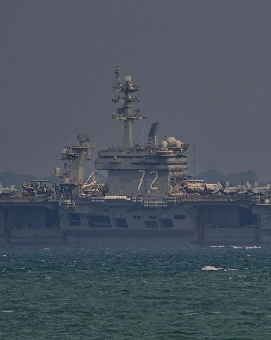 Иран заявил об ударе по авианосцу США "Авраам Линкольн" и выведении его из строя. Иранские военные сообщили о повреждении американского авианосца после атаки в регионе Ближнего Востока. По версии Тегерана, корабль получил серьёзные повреждения и был вынужден покинуть район операции, направившись обратно к берегам США