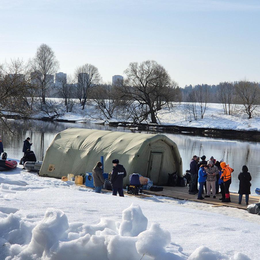 В Звенигороде спасатели нашли тело второго пропавшего подростка. В Звенигороде завершился поиск второго ребёнка, пропавшего неделю назад: его тело обнаружено в акватории Москвы-реки. Спасатели продолжают работать на месте происшествия, обследуя подлёдное пространство и берега, чтобы завершить операцию
