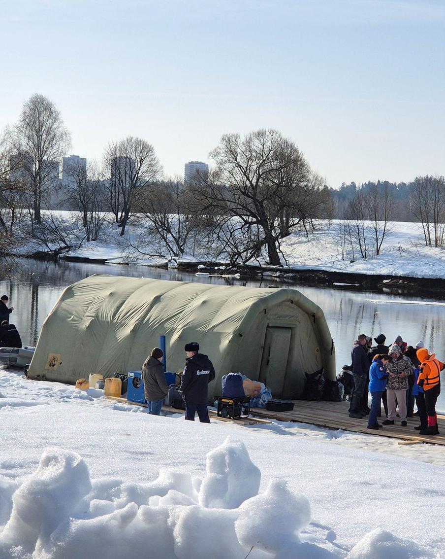 В Звенигороде спасатели нашли тело второго пропавшего подростка. В Звенигороде завершился поиск второго ребёнка, пропавшего неделю назад: его тело обнаружено в акватории Москвы-реки. Спасатели продолжают работать на месте происшествия, обследуя подлёдное пространство и берега, чтобы завершить операцию
