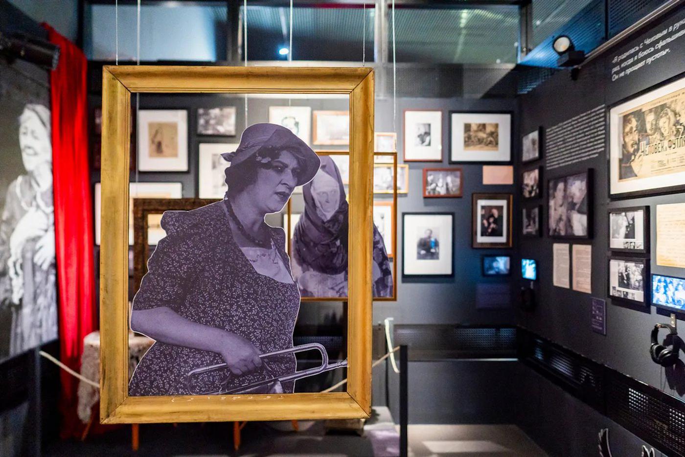 Выставка в честь 130-летия Фаины Раневской открылась в Музее кино на ВДНХ.