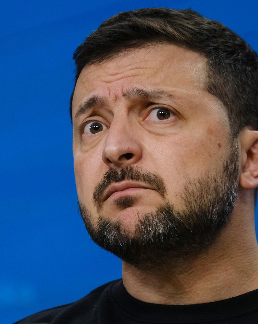 Зеленский прибыл в Париж для встречи с Макроном. Глава киевского режима Владимир Зеленский прибыл в Париж для встречи с лидером Франции Эммануэлем Макроном. Об этом сообщили представители украинской делегации и французского офиса президента, уточняя детали визита