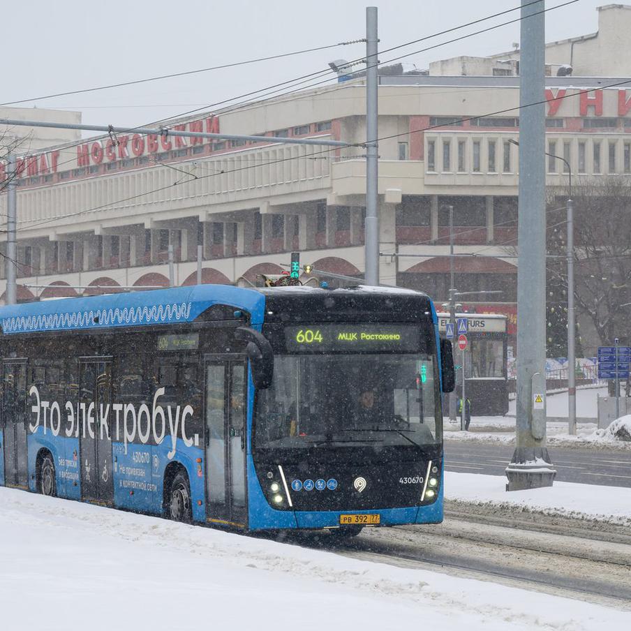 Электробусы вышли на 21 маршрут этой зимой. Москва развивает наземный городской транспорт, обеспечивая комфорт в поездках для жителей и гостей мегаполиса. Вводятся новые маршруты и корректируются существующие, добавляются новые остановки