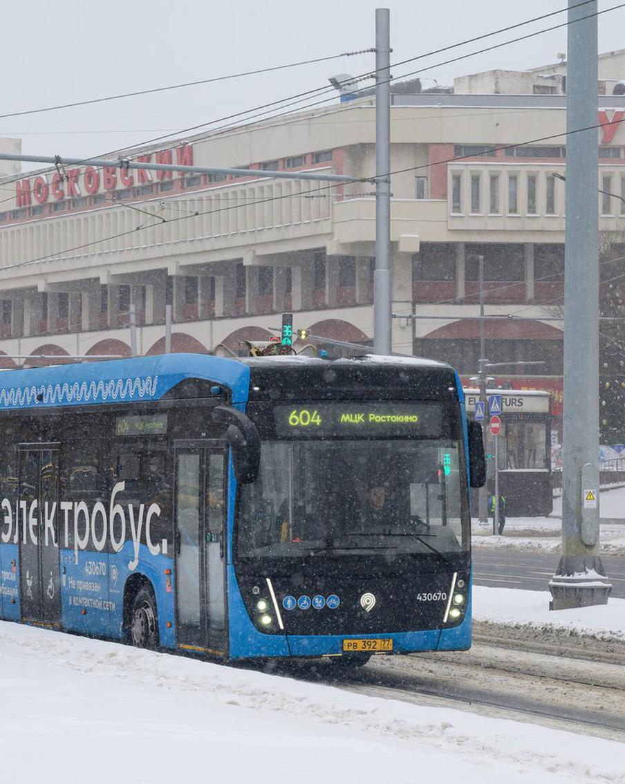 Электробусы вышли на 21 маршрут этой зимой. Москва развивает наземный городской транспорт, обеспечивая комфорт в поездках для жителей и гостей мегаполиса. Вводятся новые маршруты и корректируются существующие, добавляются новые остановки