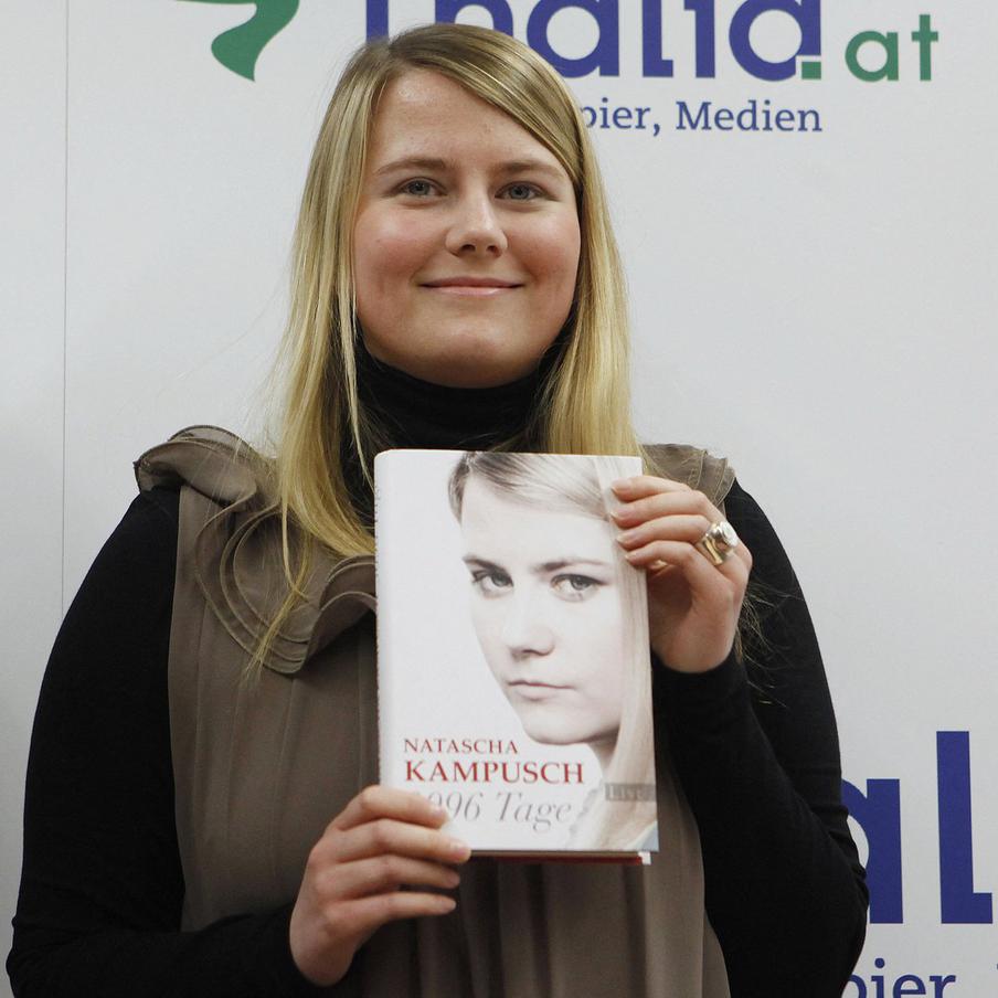 Наташа Кампуш держит в руках книгу о себе.