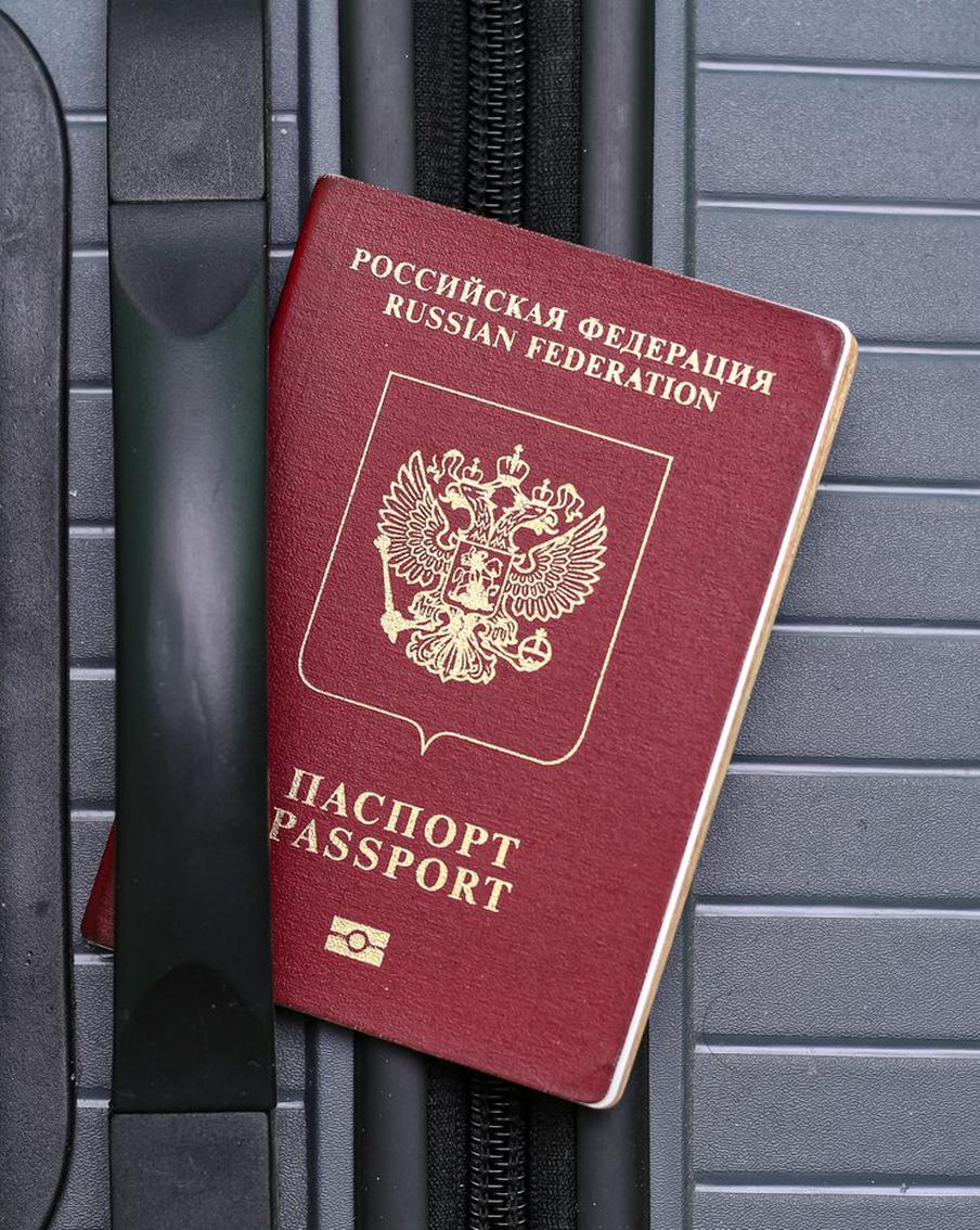Задерживают ли россиянам выдачу загранпаспортов